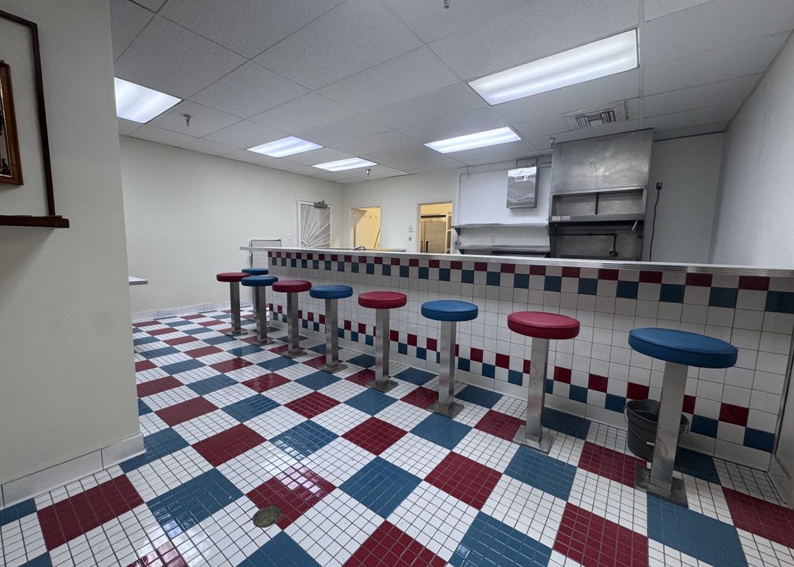 Santa Anita inaugura remodelado comedor para jockeys